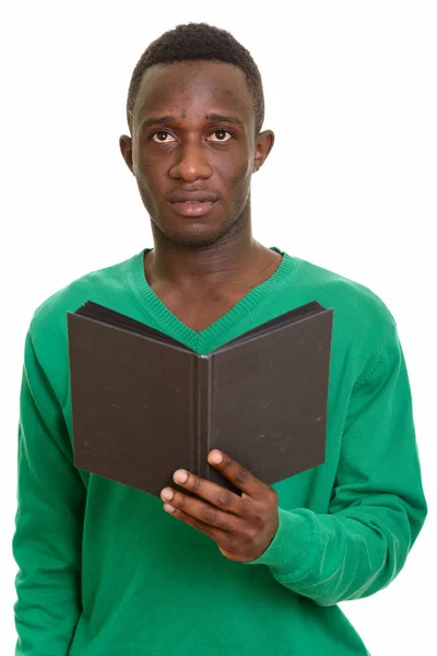 Mladý Afričan drží knihu, zatímco přemýšlí — Stock fotografie