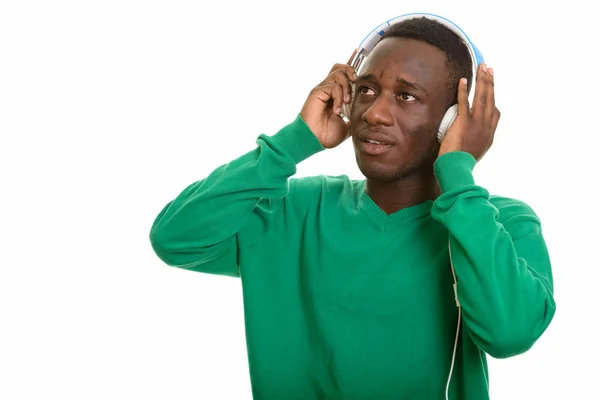 Afrika adam düşünürken kulaklık ile müzik dinlemek — Stok fotoğraf