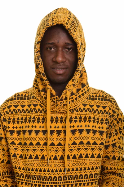 Junger glücklicher afrikanischer Mann lächelt und trägt Kapuzenpullover — Stockfoto