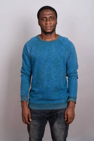 Afryki młody człowiek sobie niebieską koszulę z długimi rękawami b szary — Zdjęcie stockowe