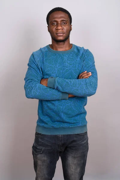 Mladí africké muž nosí modré dlouhé rukávy proti šedá b — Stock fotografie