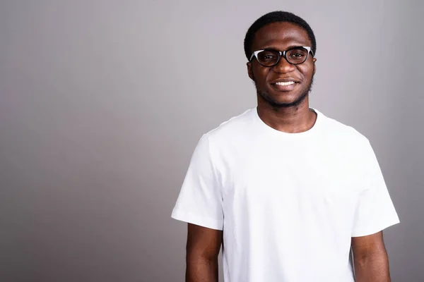 Jovem africano vestindo camisa branca e óculos contra gra — Fotografia de Stock