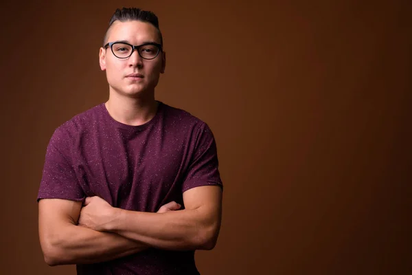 Estúdio Tiro Jovem Bonito Multi Étnico Homem Vestindo Camisa Roxa — Fotografia de Stock