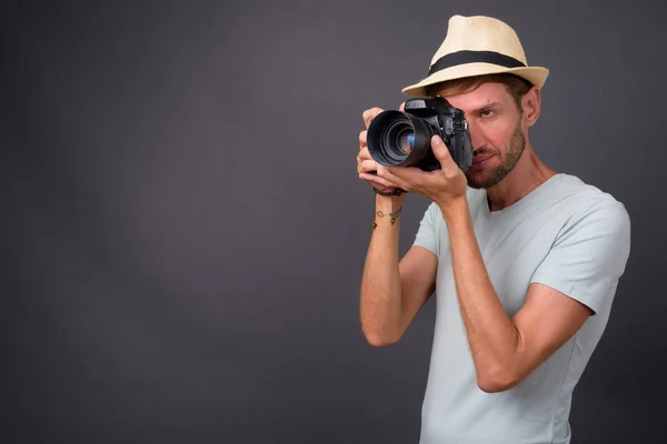 Στούντιο πλάνο του ξανθό γενειοφόρος τουρίστας σε γκρι φόντο — Φωτογραφία Αρχείου