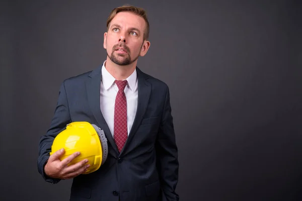 Estudio Plano Hombre Negocios Barbudo Rubio Con Perilla Sosteniendo Hardhat —  Fotos de Stock