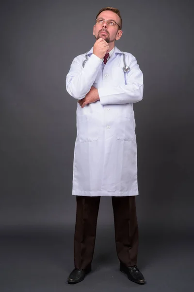 Blond barbu homme médecin avec bouc sur fond gris — Photo