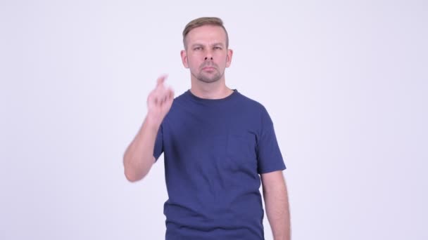 Portrét blondýna člověka s modrou košili ukazující prst nahoru — Stock video