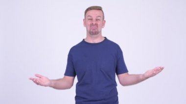 Sarışın adam omuzlarında shrugging portresi