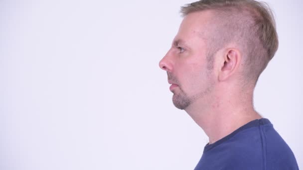 Visão de perfil de tiro na cabeça de homem loiro — Vídeo de Stock