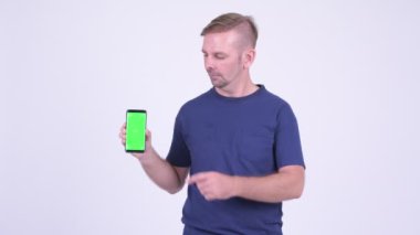 Telefon gösterilen ve Yaşasın vererek mutlu sarışın adam portresi