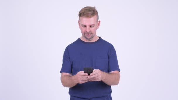 Portrait d'homme blond heureux en utilisant le téléphone — Video