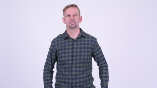 Retrato de homem hipster loira triste dando polegares para baixo — Vídeo de Stock