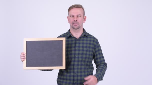 Portret mężczyzny szczęśliwy hipster blonde holding tablica i daje kciuk w — Wideo stockowe