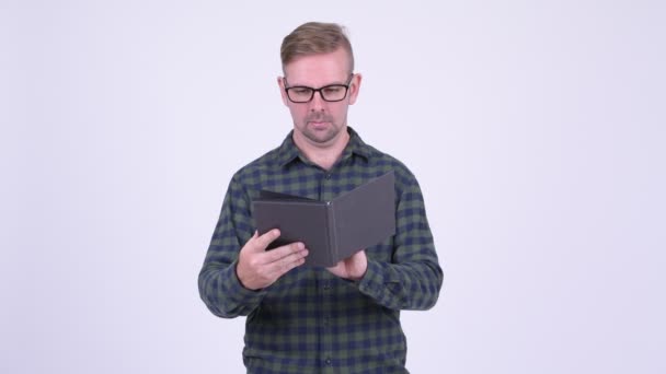 Felice uomo hipster bionda con occhiali libro di lettura — Video Stock