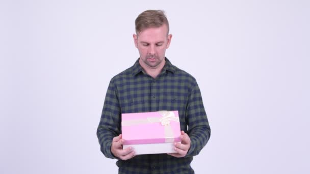 Glücklicher blonder Hipster-Mann öffnet Geschenkbox und sieht überrascht aus — Stockvideo