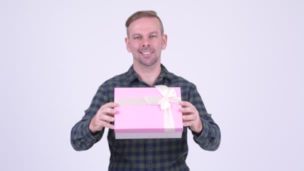 Felice uomo hipster bionda dando confezione regalo — Video Stock