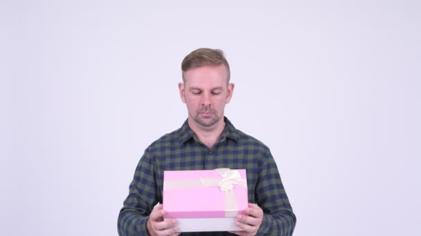 Glad blondin hipster mannen öppna presentbox och tittar förvånad — Stockvideo