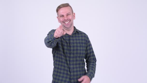 Portrait d'homme hipster blond heureux riant et pointant vers la caméra — Video