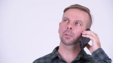 Telefonda konuşurken düşünme mutlu Sarışın hipster adam portresi