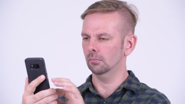 Portrait de heureux homme hipster blonde en utilisant le téléphone — Video