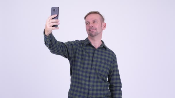 Porträtt av glada blond hipster man tar selfie med telefon — Stockvideo