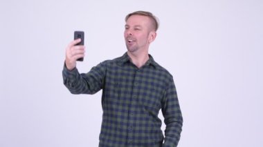Mutlu Sarışın hipster adam video telefonu ile arama portresi