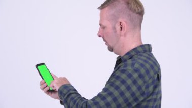 Sarışın hipster adamın telefonu kullanarak profil görünümü