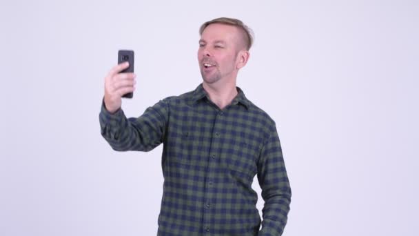 Portrait de heureux homme hipster blonde appel vidéo avec téléphone — Video