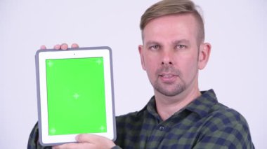 Mutlu Sarışın hipster adam gösteren dijital tablet