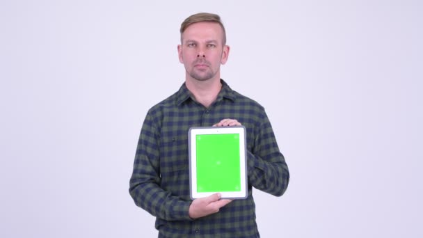 Feliz loira hipster homem mostrando digital tablet — Vídeo de Stock