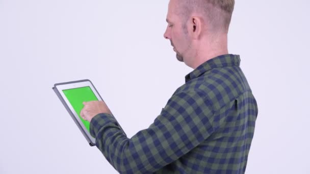 Вид на блондинку хипстера с помощью цифрового планшета — стоковое видео