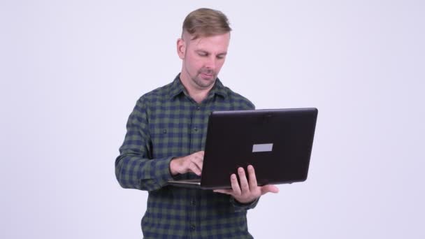 Retrato de hombre hipster rubia feliz usando el ordenador portátil — Vídeos de Stock
