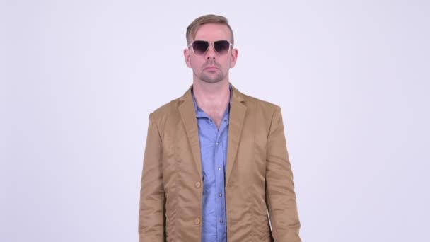 金髪のカジュアルなビジネスマンがサングラスを削除 — ストック動画