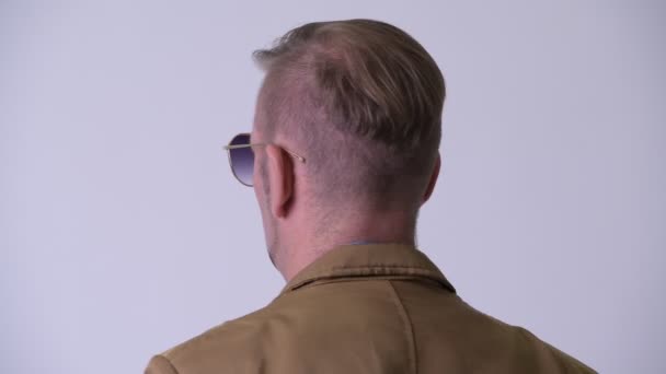 Bakifrån blond casual affärsman ser tillbaka och ta bort solglasögon — Stockvideo