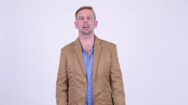 Bir şeyler açıklamaya mutlu sarışın rahat iş adamı