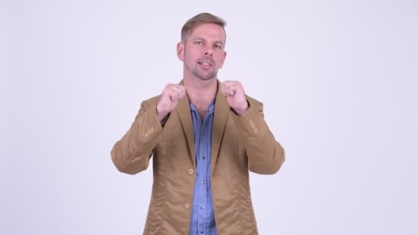 親指をあきらめて幸せ金髪カジュアルなビジネスマン — ストック動画