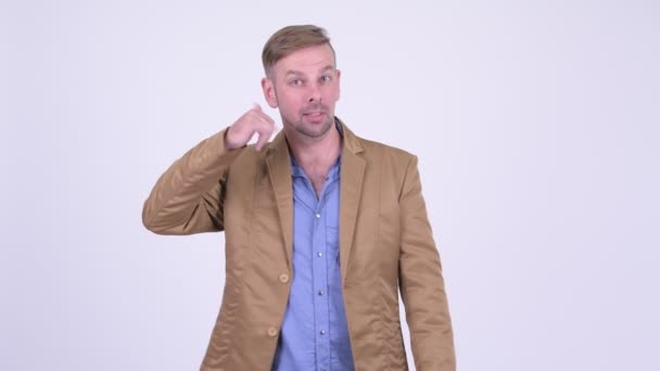 Glad blondin casual affärsman med kalla mig gest — Stockvideo