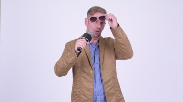 Felice uomo d'affari casual bionda che canta con microfono — Video Stock