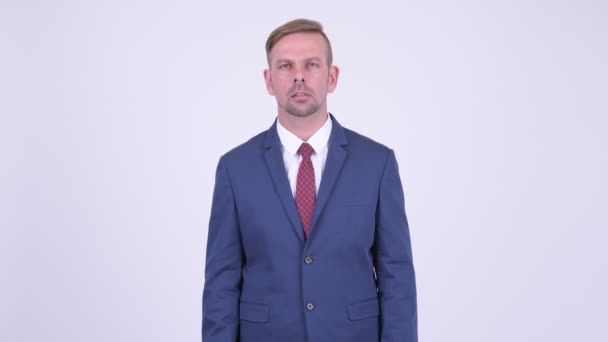 Portret van boos blonde zakenman schreeuwen — Stockvideo