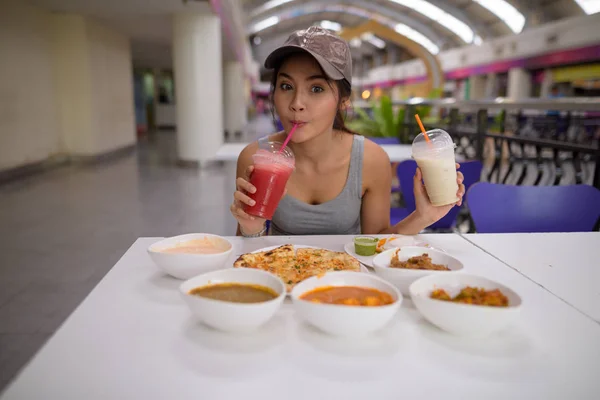 Joven hermosa mujer disfrutando de la comida india en el restaurante — Foto de Stock