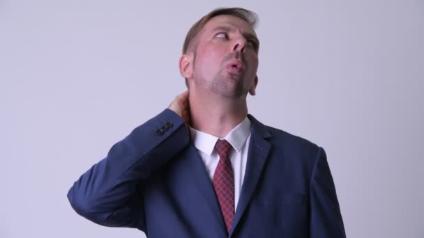Kopfschuss eines gestressten blonden Geschäftsmannes mit Nackenschmerzen — Stockvideo