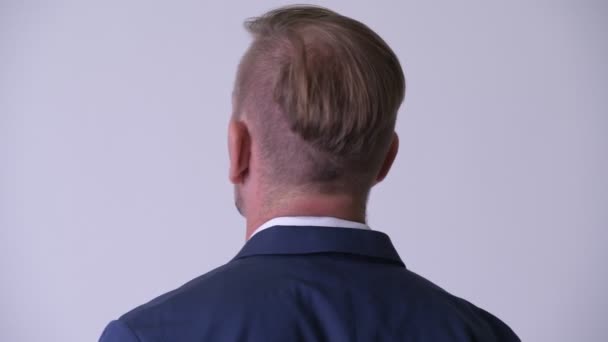 Вид сзади блондинистого бизнесмена, оглядывающегося назад — стоковое видео
