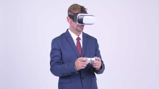 Ξανθιά επιχειρηματίας, παίζοντας παιχνίδια και χρησιμοποιώντας το σετ κεφαλής εικονικής πραγματικότητας — Αρχείο Βίντεο