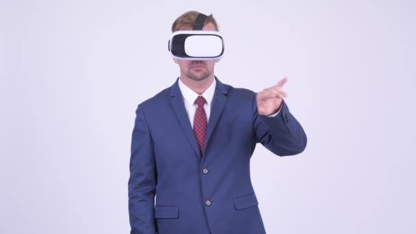 Blonde zakenman met behulp van virtual reality headset — Stockvideo