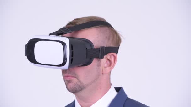 Головний знімок блондинки бізнесмен використовує гарнітуру віртуальної реальності — стокове відео