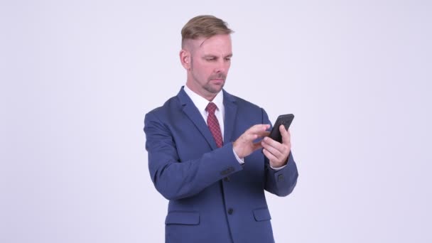 Homme d'affaires blond stressé utilisant le téléphone et obtenir de mauvaises nouvelles — Video