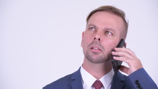 Ευτυχισμένος ξανθιά επιχειρηματίας νομίζοντας ενώ μιλάτε στο τηλέφωνο — Αρχείο Βίντεο