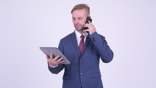 Studioaufnahme Eines Blonden Geschäftsmannes Blauen Anzug Gegen Chromaschlüssel Mit Weißem — Stockvideo