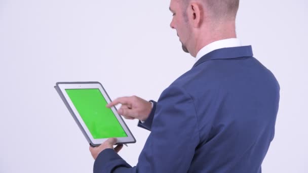 Bakifrån av affärsman med digital tablet — Stockvideo