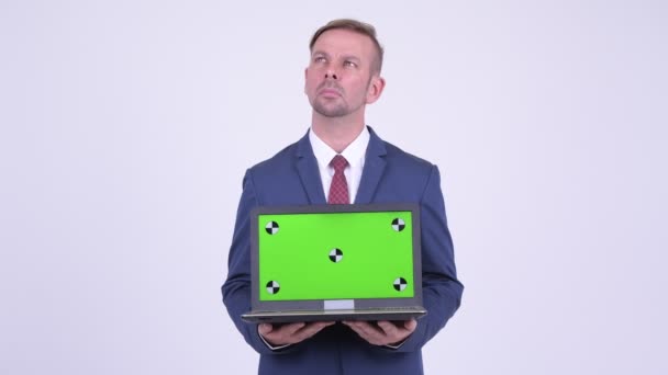 Щаслива блондинка бізнесмен думає, показуючи ноутбук — стокове відео